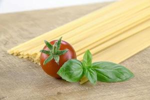 Spaghetti mit Tomaten und Basilikum Mittelmeerdiät foto