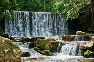 Wasserfall auf Lomnitz Fluss im Karpacz, Polen foto