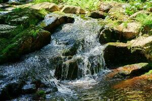 schnell Berg Fluss mit Kaskaden im Karpacz, Polen foto