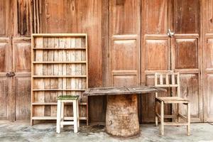 Holztisch Stühle Regal vor Holzhaus foto