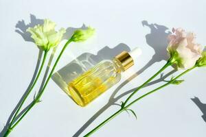 Serum mit Gelb Blütenblätter und zart Blumen. foto