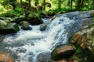 schnell Berg Fluss mit Kaskaden im Karpacz, Polen foto