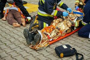 Retter zur Verfügung stellen zuerst Hilfe zu das Opfer während Auto Straße Unfall foto