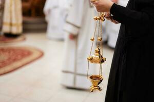 Nahansicht von das Hände von ein Priester im das orthodox Kirche foto