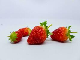 Erdbeeren auf einem hölzernen Hintergrund foto