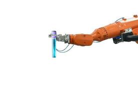 ein Roboter Arm halten ein medizinisch Prüfung Tube auf ein Weiß Hintergrund foto