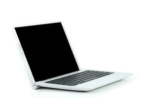 ein Laptop Computer auf ein Weiß Hintergrund foto
