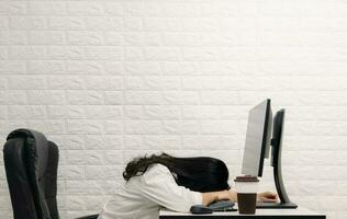 ein Frau Schlafen auf das Schreibtisch Computer Bildschirm foto