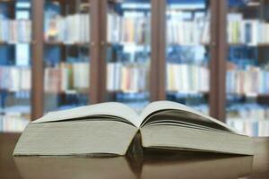 Bücher entfaltet im das Bibliothek erhalten Wissen foto