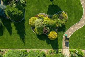 Instandhaltung von Landschaft Insel im groß Hinterhof Garten foto