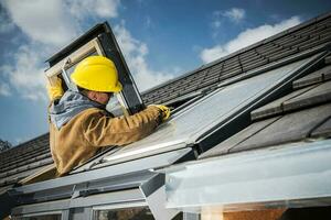 Arbeiter reparieren das Dach Fenster foto