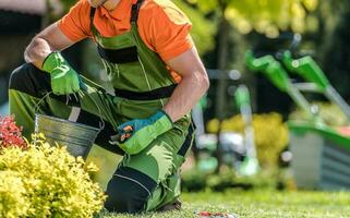 Garten Frühling Instandhaltung durchgeführt durch Gärtner foto