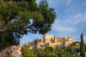 Blick auf die Akropolis von Athen Griechenland von einem felsigen Hügel über den Akropolis-Felsen foto