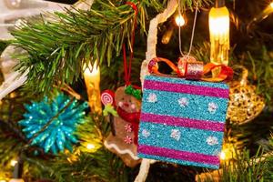 Weihnachtsbaum mit einer Geschenkbox im Blick foto