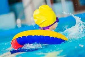 kaukasisch Mädchen im ein Schwimmbad foto