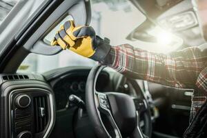 halten das Auto Griff mit ein Hand im Handschuhe foto