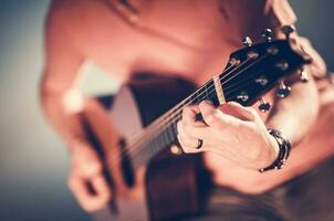 akustisch Gitarre Musiker foto