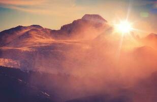 sonnige Berglandschaft foto