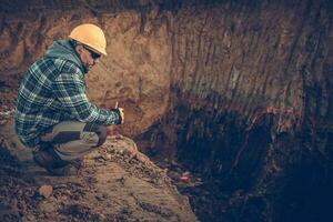 kaukasisch männlich Konstruktion Geologe Umfragen natürlich Ressourcen auf Job Seite? ˅. foto
