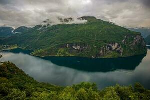 Antenne Aussicht von Geiranger Dorf und in der Nähe natürlich Wunder. foto