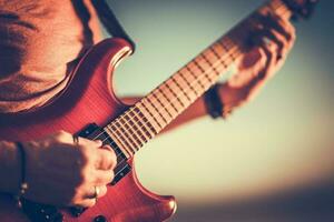 Musiker spielt Gitarre foto