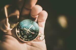 Weg Kompass im ein Hand foto