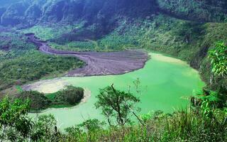 das Grün Krater von montieren Galunggung fällig zu das Eruption im 1982 vor im Tasikmalaya, Westen Java, Indonesien foto