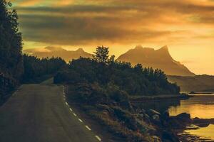 szenisch norwegisch Nordland Straße während Sonnenuntergang foto