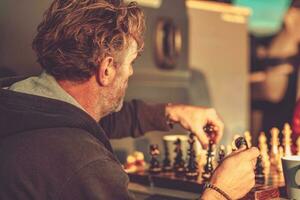 Mann Herstellung seine Bewegung während spielen Schach foto