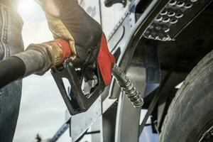 LKW Treiber halt Treibstoff Pumpe Düse im seine Hand foto