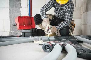 Hitze Wiederherstellung Erholung System Installation durch Fachmann hvac Arbeiter foto