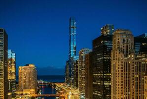 Chicago Osten Wacker Fahrt beim Nacht foto