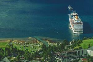 Kreuzfahrt Schiff im das Fjord foto