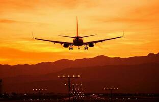 Landung Flugzeug beim Sonnenuntergang foto