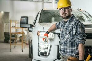 Konstruktion Auftragnehmer im Vorderseite von seine abholen LKW foto