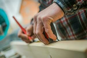 Konstruktion Holzarbeiter Messung Stück von Holz Material foto