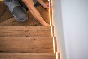 Arbeiter Fertigstellung LED Treppe Erleuchtung Installation foto