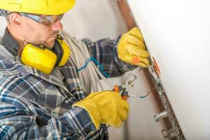 Fachmann Elektriker Arbeiten mit Kabel foto