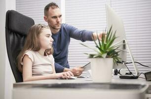 Vater Lehren Tochter zu verwenden Computer Programme foto