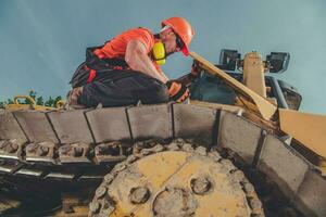 Bulldozer Operator Überprüfung das Spur foto