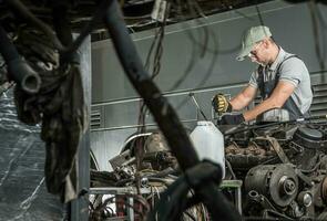 Automobil Techniker Instandsetzung Fahrzeug Diesel Motor foto