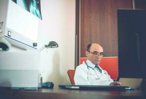 medizinisch Arzt im seine Büro foto