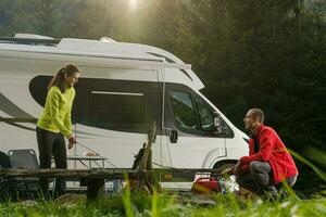 romantisch Sommer- rv Wohnmobil Camping foto