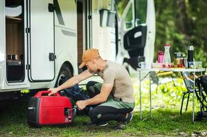 männlich rv Reisender Rahmen oben ein Camping Stelle foto