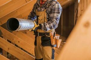 hvac Arbeiter Installation Dachboden Luft Leitung im ein Wohn Gebäude foto