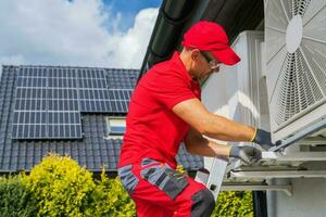 hvac Arbeiter durchführen Hitze Pumpe Instandhaltung foto