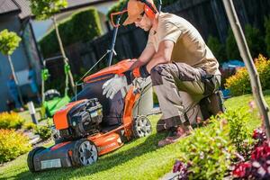 Mann Arbeiten auf das Garten foto