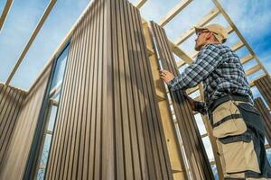 kaukasisch Allgemeines Konstruktion Arbeiter Gebäude klein modern Garten Schuppen foto