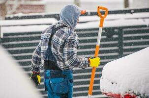 Männer entfernen Schnee während schwer Schnee fallen foto