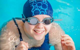 Mädchen im das Schwimmen Schwimmbad foto